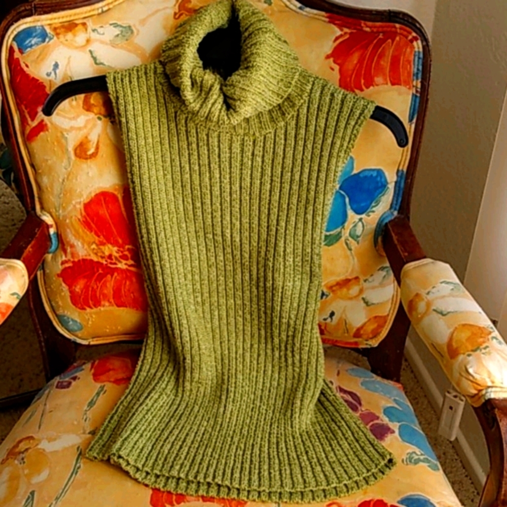 Ellen Tracy Sleeveless Turtleneck. Green. Size M